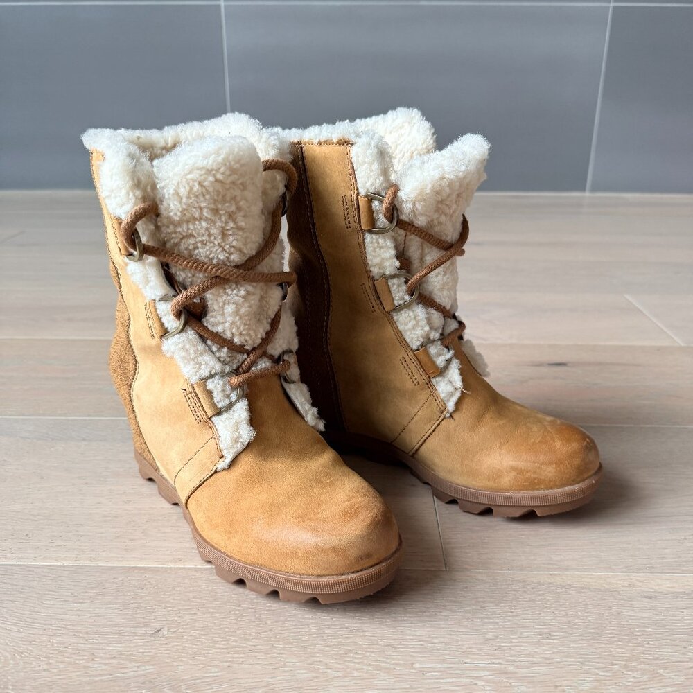 Sorel Joan of Arctic Wedge II Shearling Camel Leather Womens Boots Size 7.5
